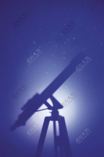 蓝色星空背景下的天文望远镜投影