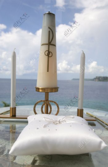 海邊教堂的婚禮燭台图片