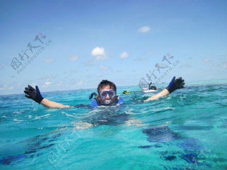 快乐的碧海潜泳图片