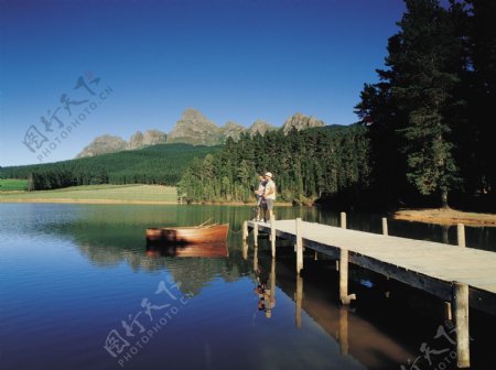 人与自然情侣户外湖边蓝天三亚风景
