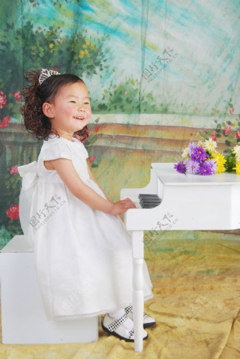 钢琴小公主图片