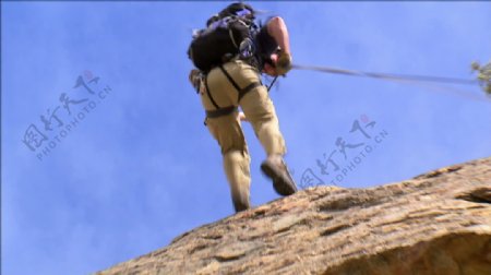 登山者坠落悬崖股票视频视频免费下载