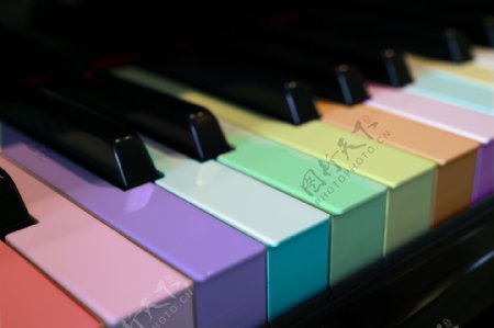 彩色钢琴图片