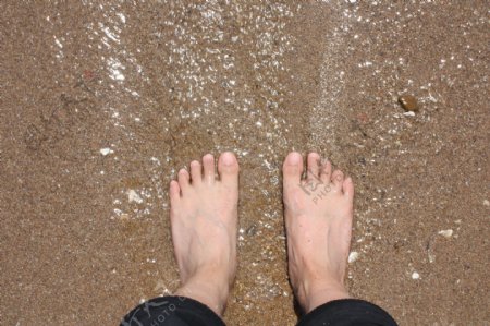 沙滩光脚图片
