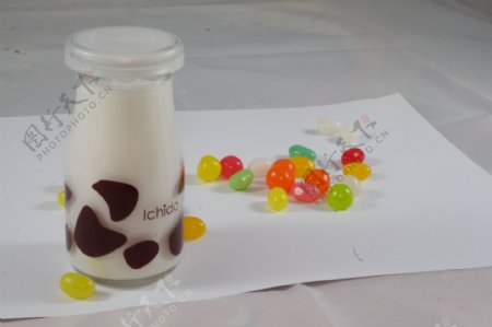 牛奶和彩色糖果图片
