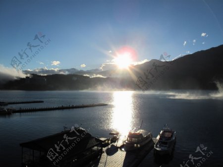 高山湖水图片