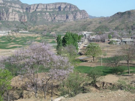 北方春季山村图片