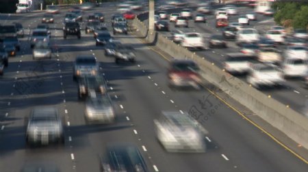 汽车飞驰在高速公路上股票的录像视频免费下载