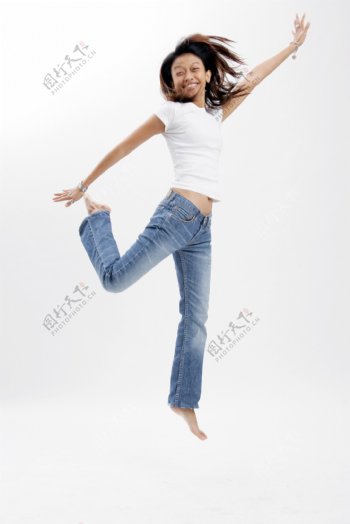 兴奋舞蹈跳跃的女孩图片