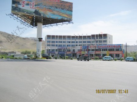 新疆阿勒泰市街道图片