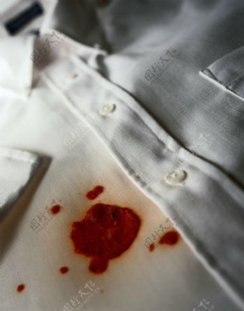 溅上了番茄酱的白衬衣