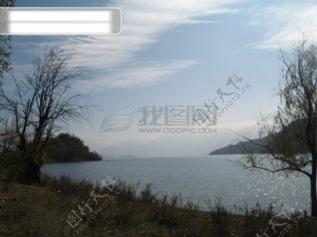 蓝天白云下的泸沟湖