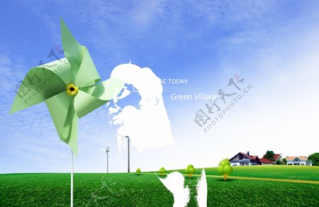 草地上的绿色纸风车
