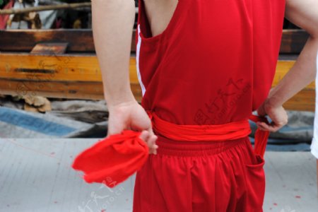 龙舟选手绑红腰带图片