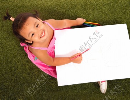孩子画画和微笑