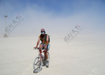 灰尘诺北干湖底火人艺术节又名燃烧的男人节BurningMan骑自行车图片