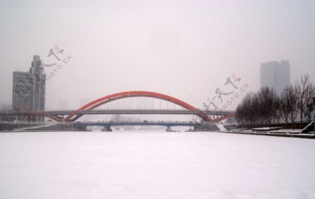 冰雪的海河和虹桥图片