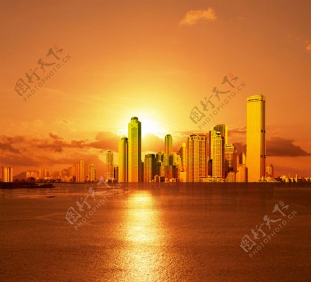 夕阳下的城市建筑图片