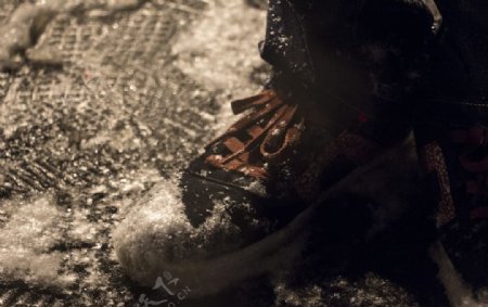 雪地上的滑板鞋图片