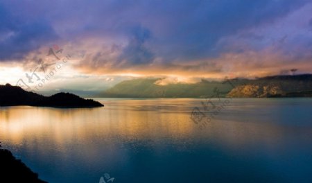 黎明时的湖光山色图片