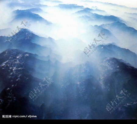 深山云雾图片