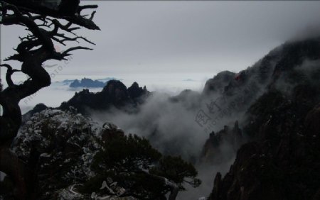 雪景雾山图片