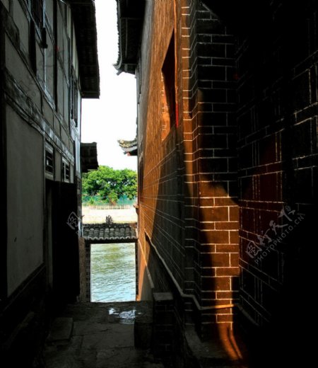 河水门缝门的那边一条黄龙溪小巷古老的房子古老的墙砖图片
