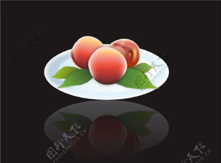 白盘子新鲜桃子图片