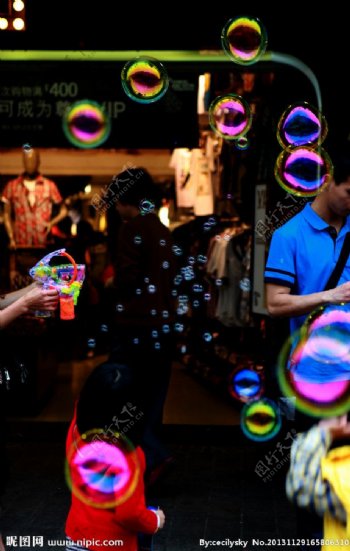 商业街上的五彩泡泡图片