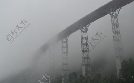 雨雾中的高架桥图片