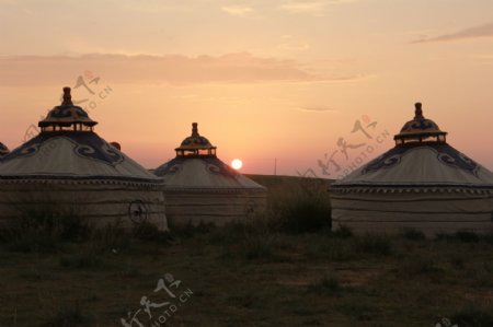 日出蒙古包图片