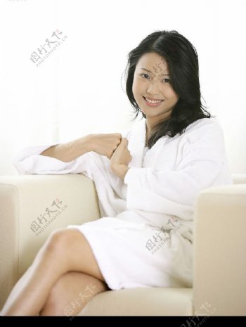 穿白色浴衣的家居女性图片