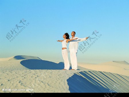 人物展臂沙漠沙滩双人图片