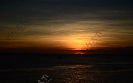 夕阳海面图片
