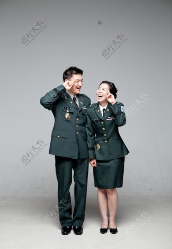 韩国职业军人夫妻合影写真图片