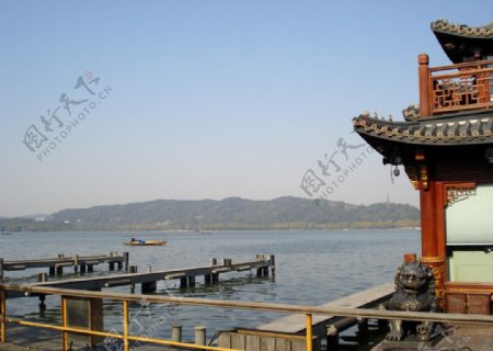杭州西湖边的游船码头图片