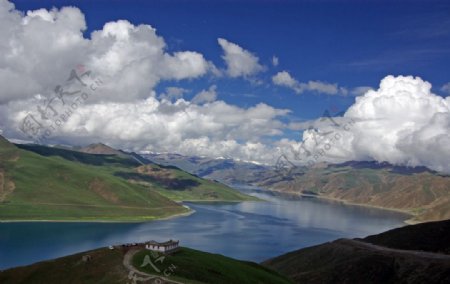 西藏蓝天白云下的湖泊图片