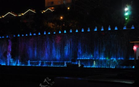 假山喷泉夜景图片
