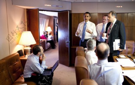 奥巴马会见他在空军一号会议工作人员图片