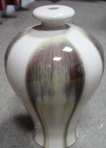 米白色花瓶图片