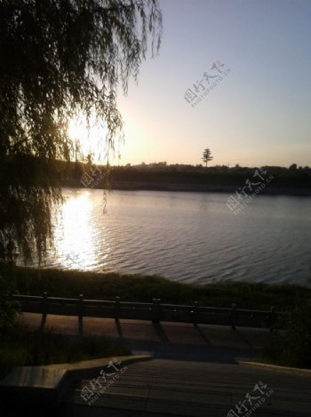 一河两岸夕阳图片