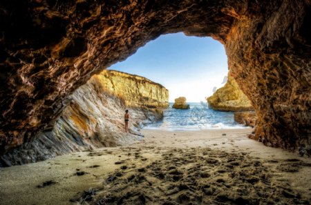 石洞与海滩美丽风景图片