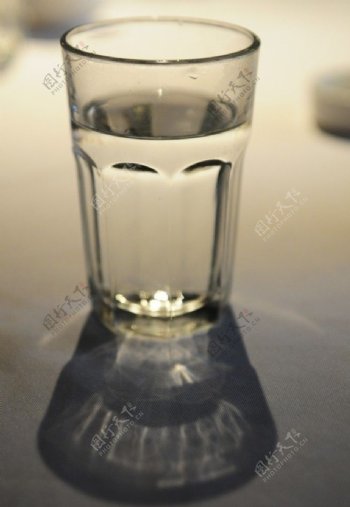 一杯水竖构图图片