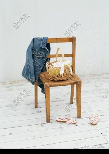 衣服挂在椅子上图片
