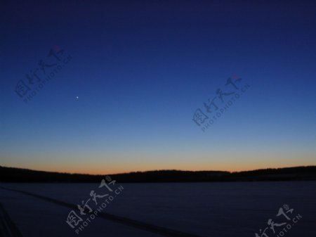 黎明的湖面图片
