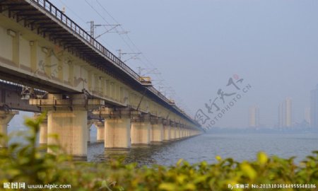 沂河铁路桥图片