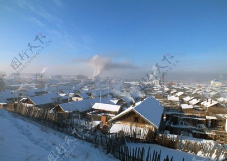 冬天载波站山下的民房图片
