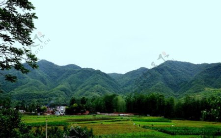 山下的村庄图片