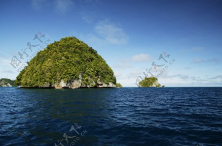 大海中的小岛图片