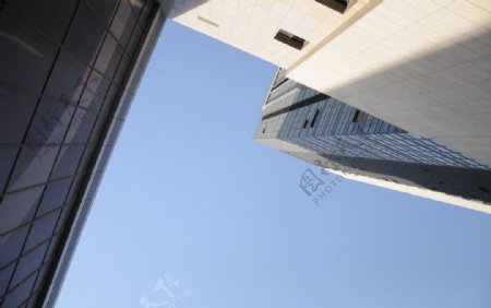 高楼楼宇中的蓝色天空图片